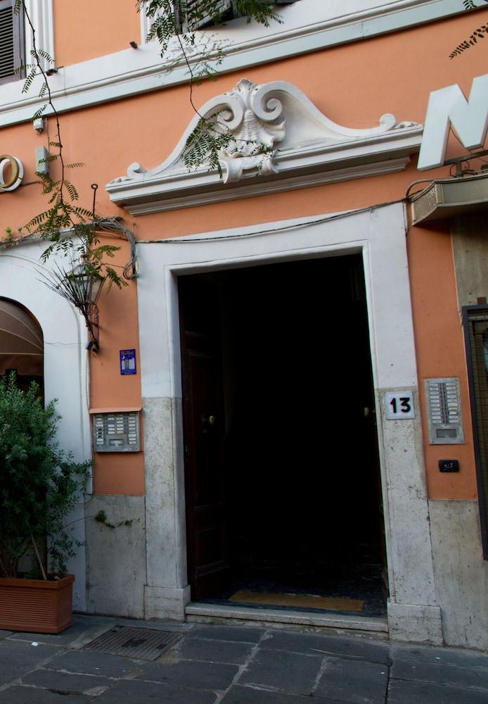 Hotel Gaudi 2*