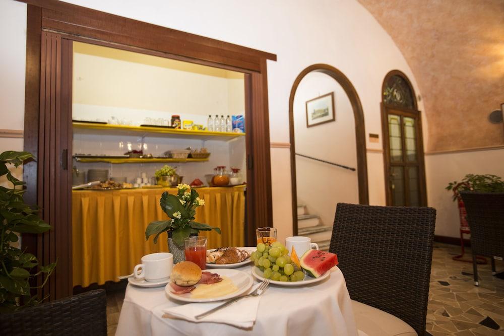 Hotel Gaudi 2*